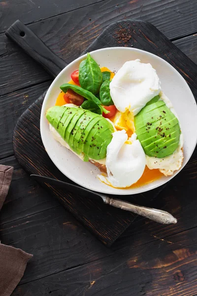 Здоровый Завтрак Тост Вареным Яйцом Авокадо Сыром Белом Фоне — стоковое фото
