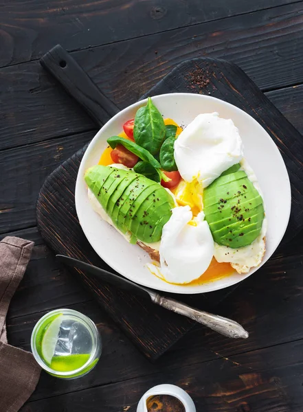 Desayuno Saludable Tostadas Huevo Escalfado Aguacate Queso Sobre Fondo Blanco —  Fotos de Stock