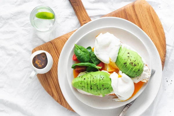 Petit Déjeuner Sain Avec Sandwich Oeufs Pochés Fromage Avocat Sur — Photo