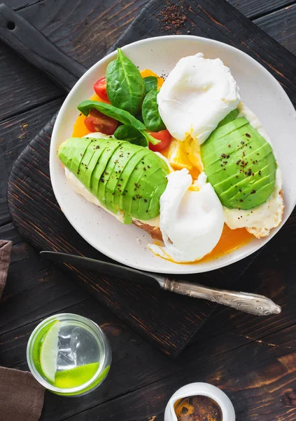 Hälsosam Frukost Toast Med Pocherat Ägg Avokado Och Ost Och — Stockfoto