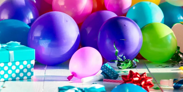 Doğum Günü Partisi Arka Plan Dekorasyon Balon Konfeti Serpantin Ahşap — Stok fotoğraf