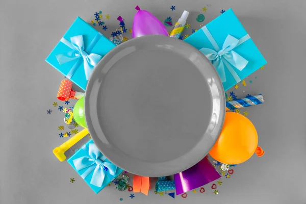 Assiette Vide Avec Décoration Fête Sur Fond Gris Menu Célébration — Photo