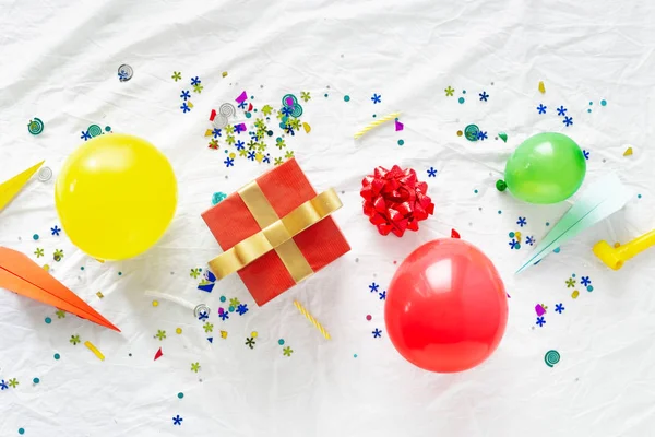 Fundo Festa Aniversário Com Decoração Balão Confete Serpentina Chapéu Aniversário — Fotografia de Stock