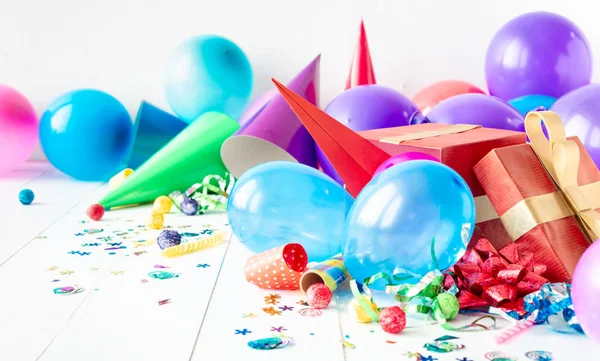 Doğum Günü Partisi Arka Plan Dekorasyon Balon Konfeti Serpantin Beyaz — Stok fotoğraf