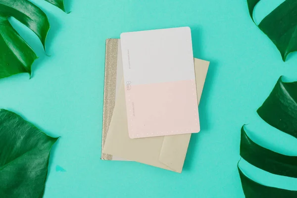 Blått Bakkekort Med Grønne Monsterblader Flatt Oversiktskart – stockfoto