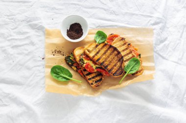 Vejetaryen ızgara peynir sandviç üzerinde beyaz arka plan Üstten Görünüm