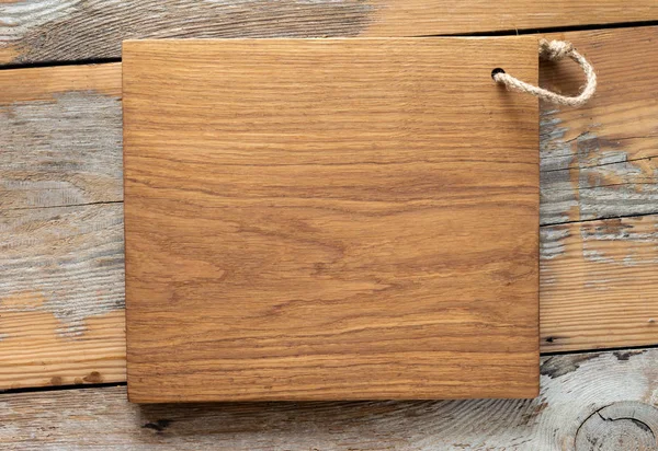 オークのカッティング ボード木製キッチン テーブル トップ ビューで手作り — ストック写真