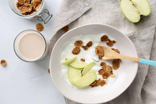Gesundes Frühstück Mehrkornflocken Mit Apfel Griechischem Joghurt Und Hafermilch Draufsicht — Stockfoto