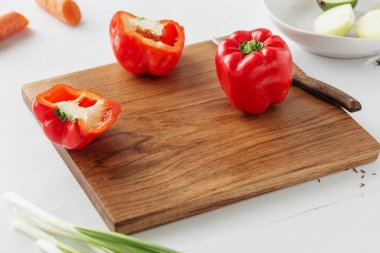 Kesme tahtası bıçak ve taze kırmızı biber ile