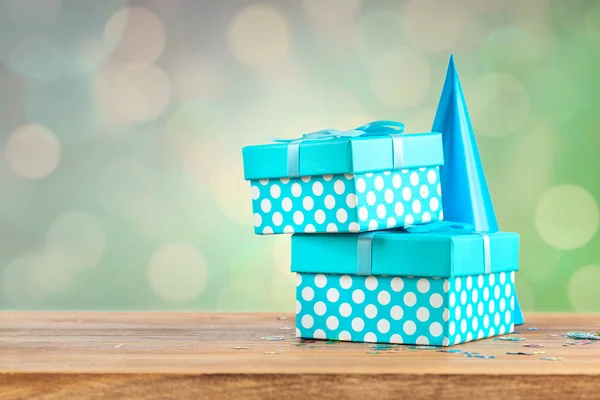 Blaue Geschenkbox Auf Holztisch Vor Bokeh Hintergrund Hintergrund Der Partei — Stockfoto