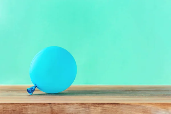 Blauwe Ballon Houten Tafel Met Kopie Ruimte Partij Achtergrond — Stockfoto
