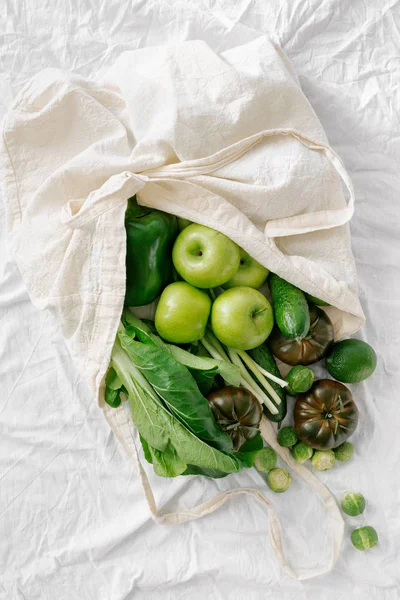 Von Oben Frische Biolebensmittel Aus Der Öko Einkaufstasche Aus Stoff — Stockfoto