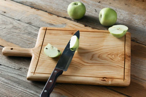 Κοπή Του Σκάφους Πράσινα Μήλα Στο Τραπέζι Της Κουζίνας Ξύλινα — Φωτογραφία Αρχείου