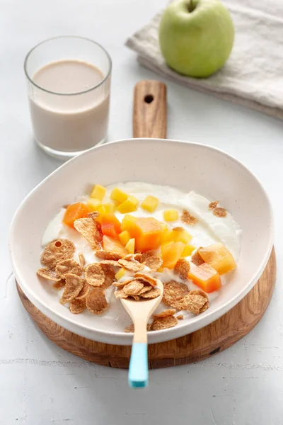 Sağlıklı Kahvaltı Yunan Yoğurt Yulaf Süt Meyve Mango Papaya Ile — Stok fotoğraf