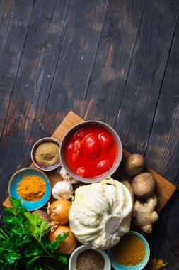 Yemek malzemeler karnabahar koyu arka plan üstten görünüm köri