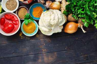 Karnabahar koyu arka plan üstten görünüm hammaddelerini yemek köri