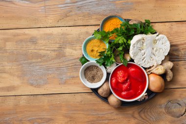 Köri karnabahar ahşap masa yemek malzemeler uzay üstten görünüm Kopyala