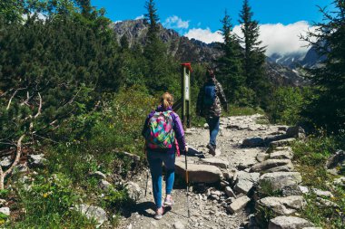 İki turist dağ hiking trail sağlıklı yaşam sırt çantaları