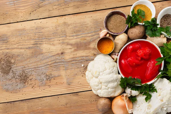 Ingredients cooking curry cauliflower wooden table copy space top view — Stock Photo, Image