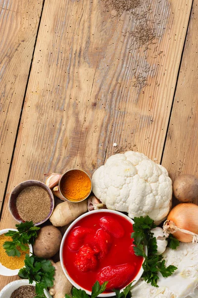 Curry coliflor ingredientes crudos cocina fondo de madera vista superior — Foto de Stock