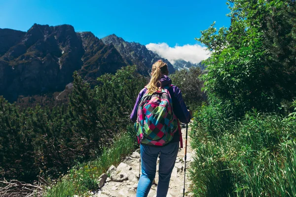 Здоровый образ жизни Женщина турист рюкзаки горы пешеходная тропа — стоковое фото