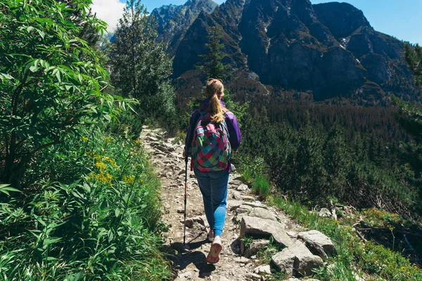 Здоровый образ жизни Женщина турист рюкзаки горы пешеходная тропа — стоковое фото