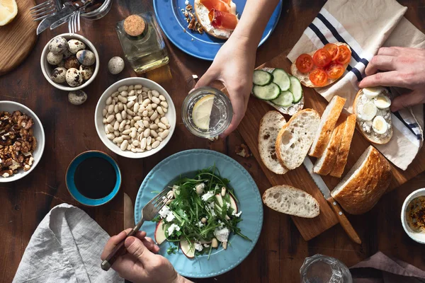 Para, jedzenie zdrowe śniadanie obiad góry wyświetlić różne przekąski przystawki rukola Sałatka Kanapki prosciutto warzywa — Zdjęcie stockowe
