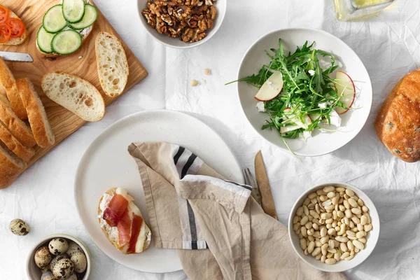 Café da manhã saudável lanche Sanduíches presunto legumes salada de rúcula fundo vista superior — Fotografia de Stock