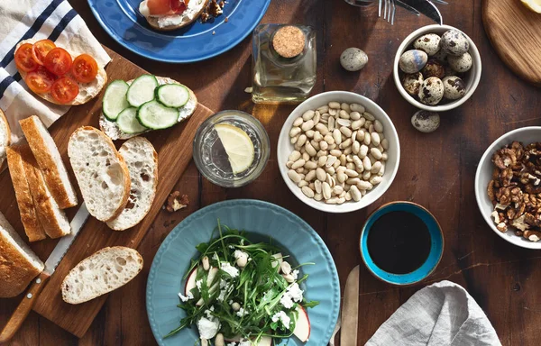 Almoço saudável almoço Vários petiscos aperitivos salada arugula sanduíches presunto legumes — Fotografia de Stock