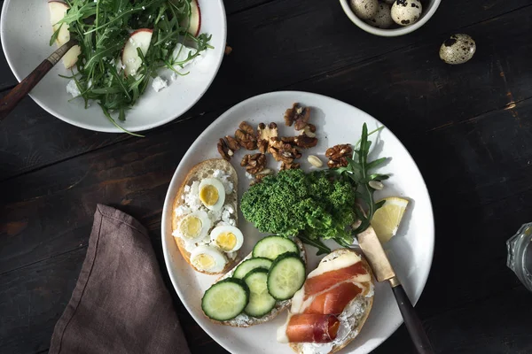 Різноманітні бутерброди рукола салат сніданок закуски Здоровий обід — стокове фото