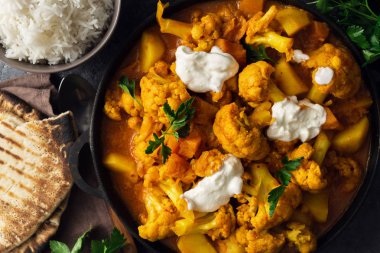 Vejetaryen Hint yemekleri karnabahar köri basmati pirinç naan ekmek sağlıklı gıda