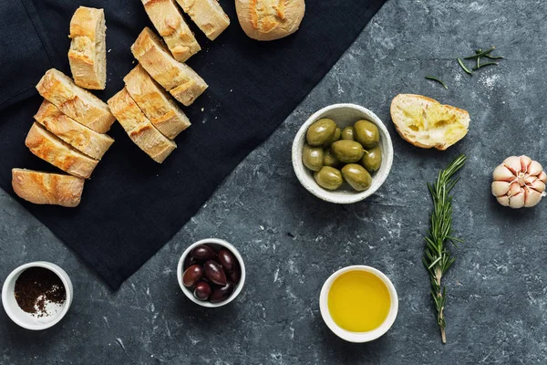 Cocina italiana Bruschetta italiana Aceitunas rodajas de baguette frescas aceite de oliva romero de ajo — Foto de Stock