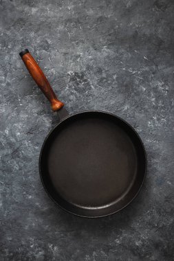 Boş yuvarlak pan ahşap sapı koyu taş arka plan Üstten Görünüm