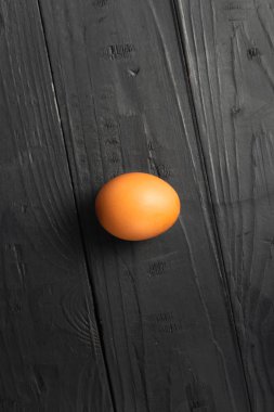 Bir tavuk yumurta koyu ahşap arka plan Üstten Görünüm