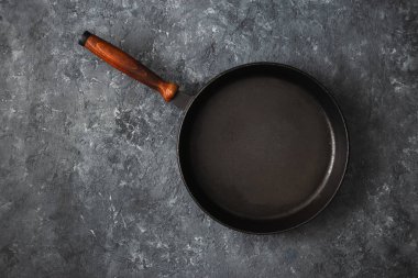 Boş yuvarlak pan ahşap sapı koyu taş arka plan Üstten Görünüm