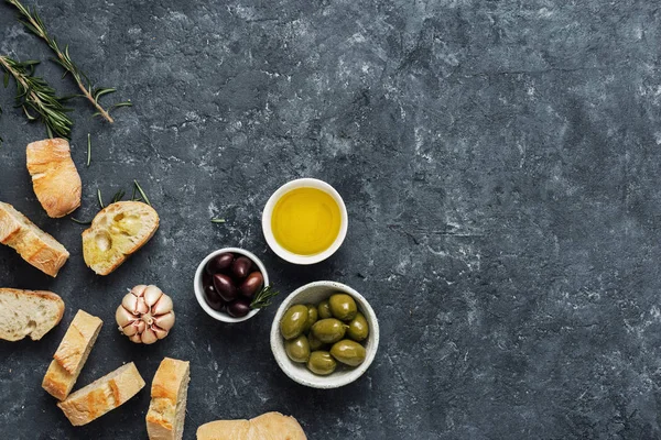 Cocina italiana Bruschetta italiana Aceitunas rodajas de baguette frescas aceite de oliva romero de ajo — Foto de Stock