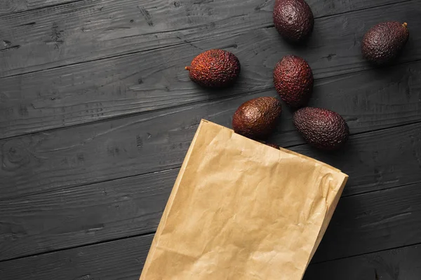 Kağıt çanta avokado hass Üstten Görünüm — Stok fotoğraf