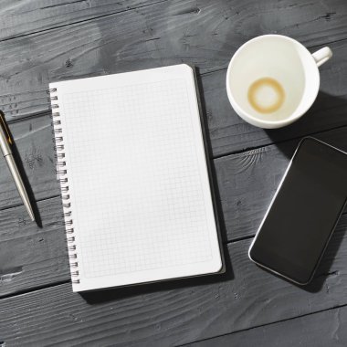 Not defteri boş sayfaları koyu ahşap masa Üstten Görünüm