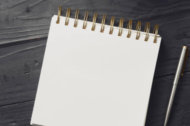 Not defteri boş sayfaları koyu ahşap masa Üstten Görünüm