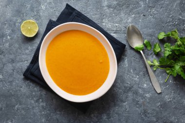 Kase tatlı patates çorbası koyu arka plan Üstten Görünüm