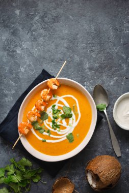 Tatlı patates çorbası karides üstten görünüm kase