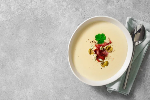 Миска сирний суп бекон оливки вид зверху копіювати простір — стокове фото