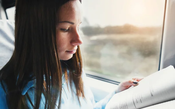 Κορίτσι φοιτητής ανάγνωση λογοτεχνίας τρένο — Φωτογραφία Αρχείου