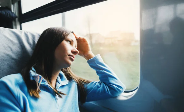 Путешествия Женский поезд — стоковое фото