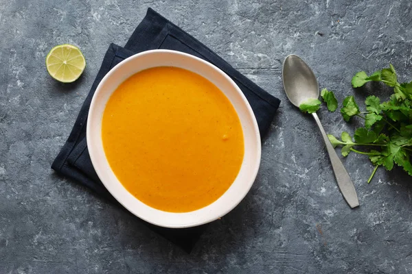 Миска солодкий картопляний суп темний вигляд зверху — стокове фото