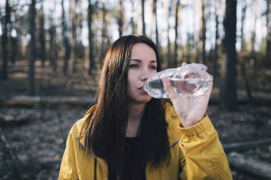 Kadın Gezgin içme suyu orman sağlıklı yaşam tarzı