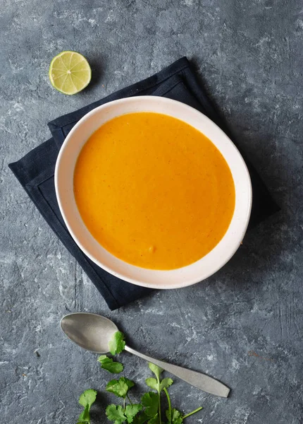 Bowl sweet potato soup dark background top view — Stock Photo, Image