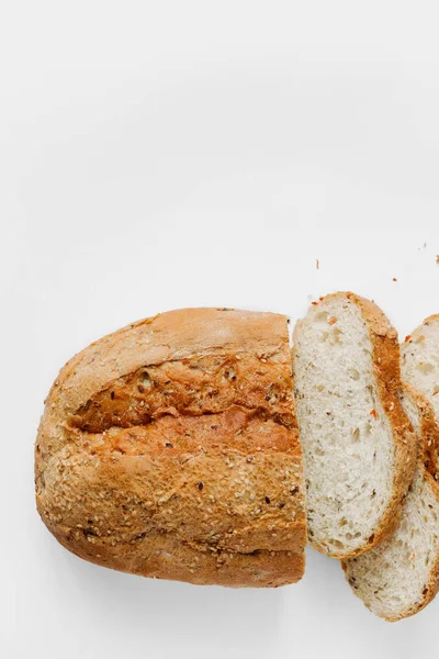 パンのパンのスライス ホワイト バック グラウンド コピー スペース平面図 — ストック写真