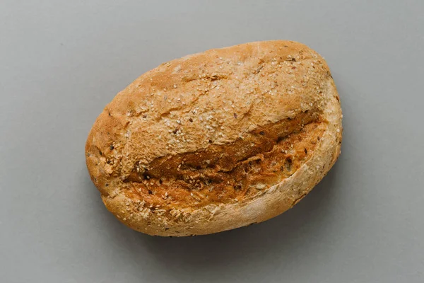 Целый буханка хлеба хрустящий серый фон вид сверху — стоковое фото