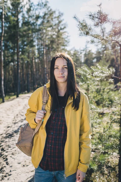 Portré boldog asszony utas a hátizsák az erdő — Stock Fotó